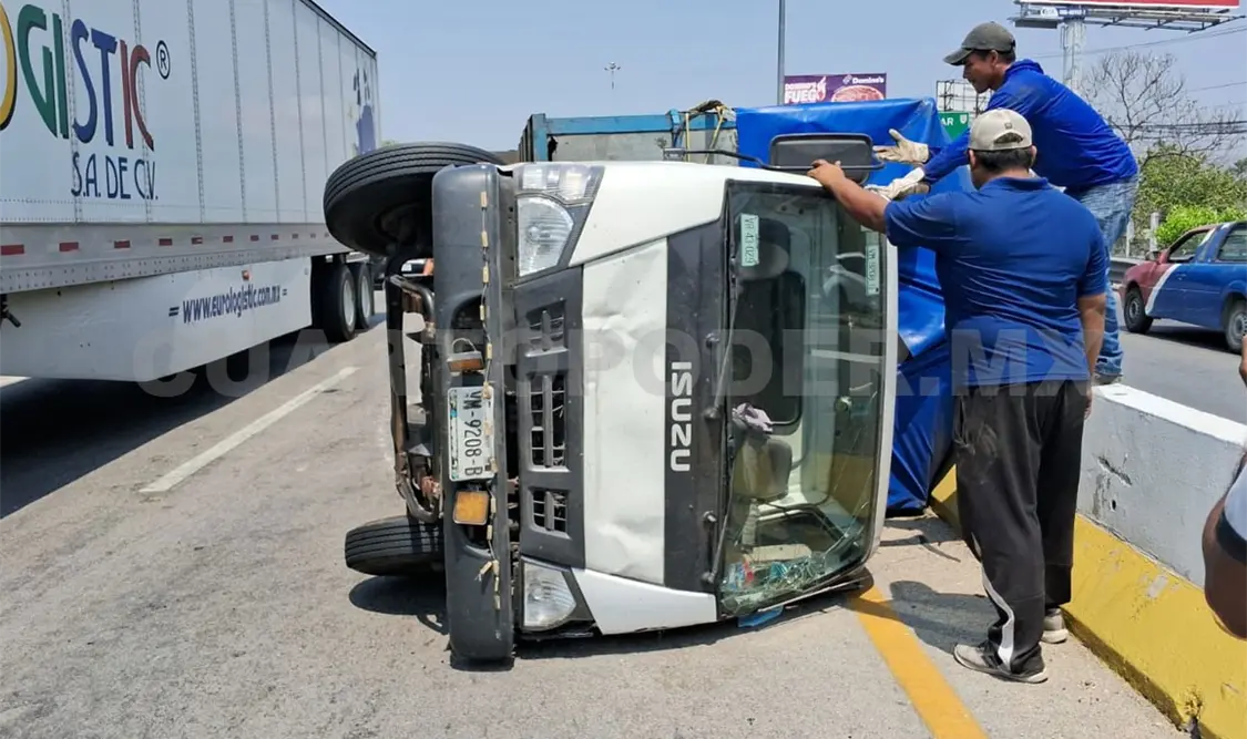 Vuelca unidad de carga en la entrada a la ciudad
