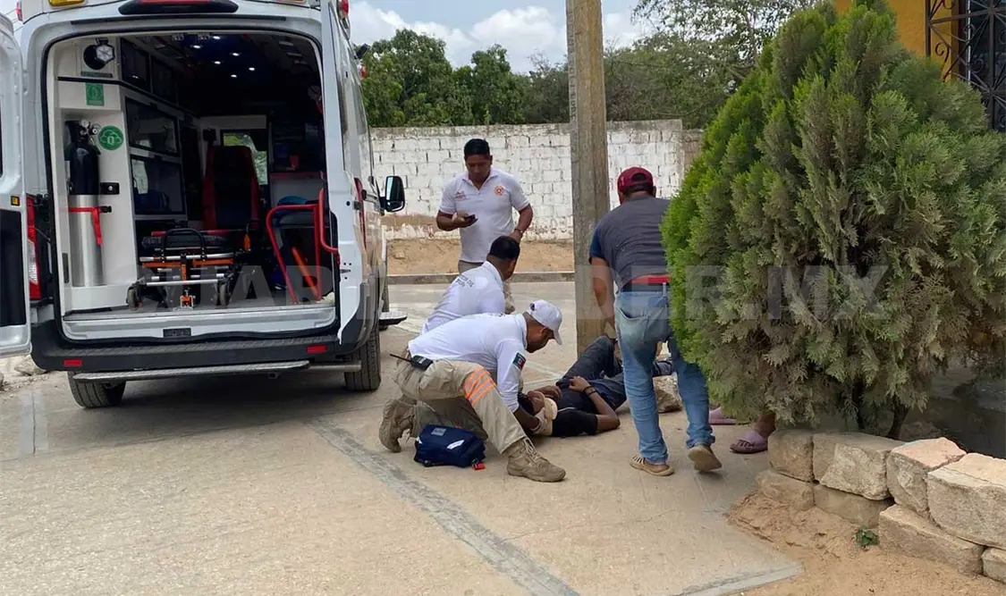 Una piedra en el camino provoca caída de joven