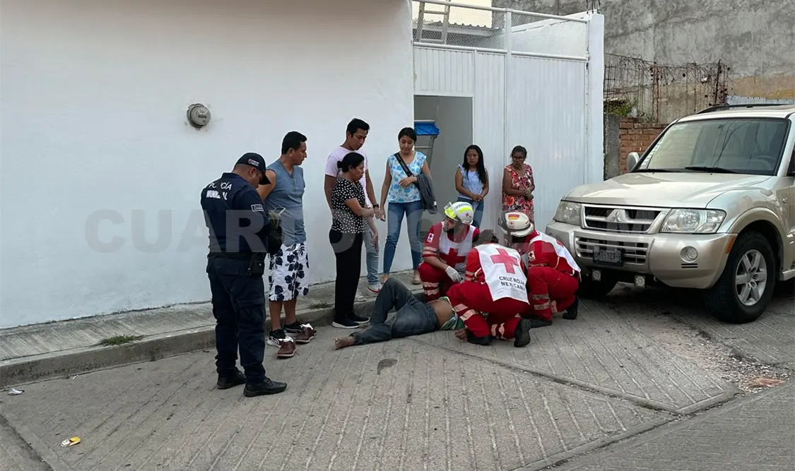 Hombre cae de la azotea y queda grave