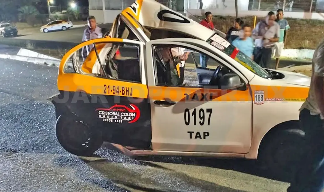 Choque de autobús y taxi deja dos lesionados