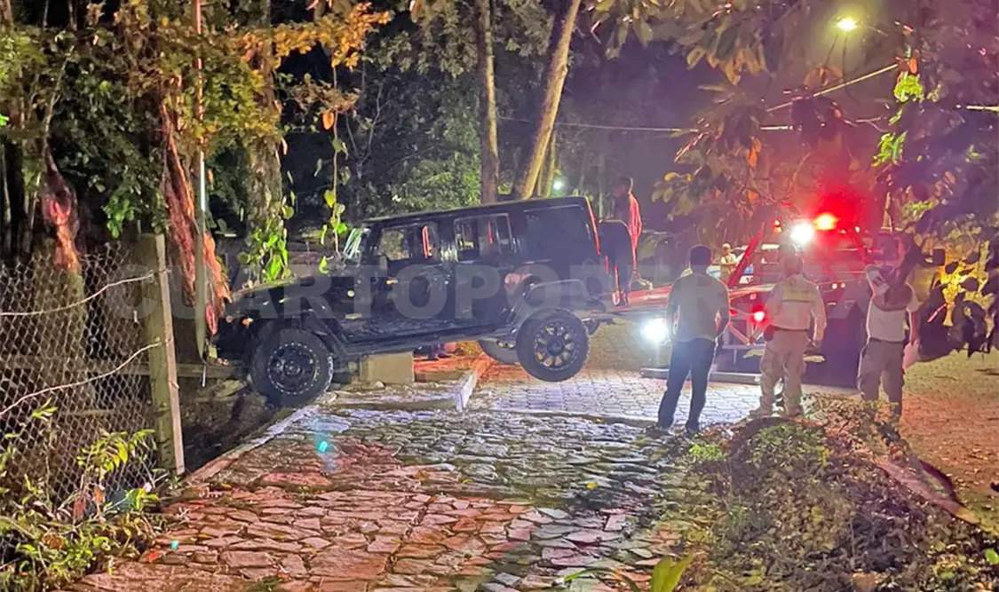 Trasnochado conductor sufre aparatoso percance