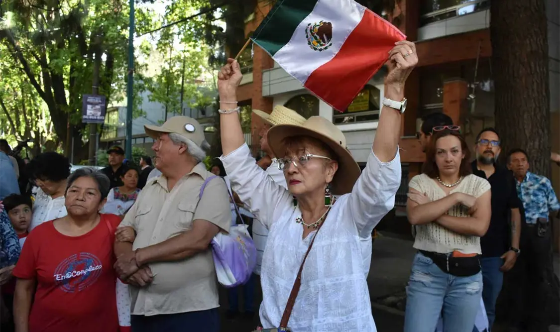 La manifestación transcurrió en calma, sin ningún incidente a la Embajada de Ecuador en México. El Universal