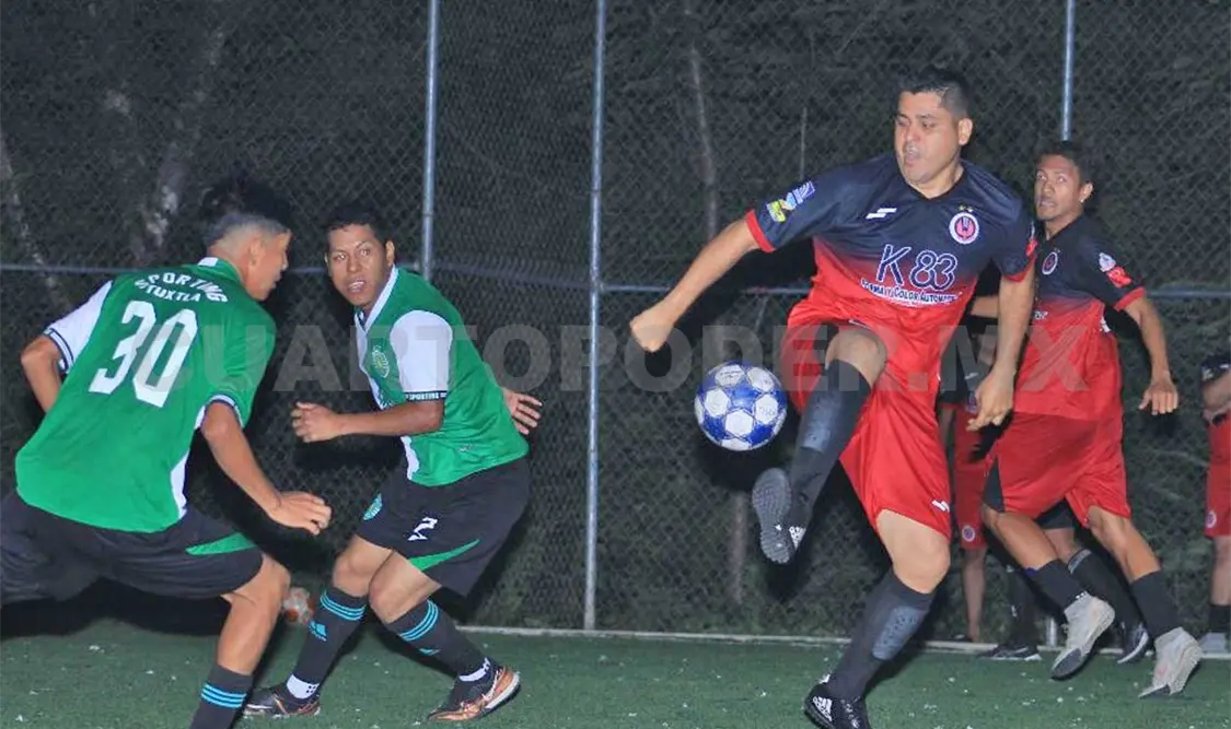 Los dos clubes dieron todo para tratar de quedarse con la victoria. Alan Pola/CP