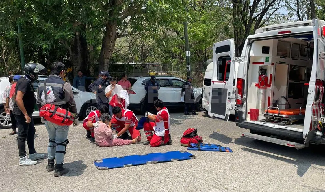 Debido a las lesiones que presentaba la señora, paramédicos la trasladaron de emergencia al hospital del IMSS “5 de Mayo”. Cortesía