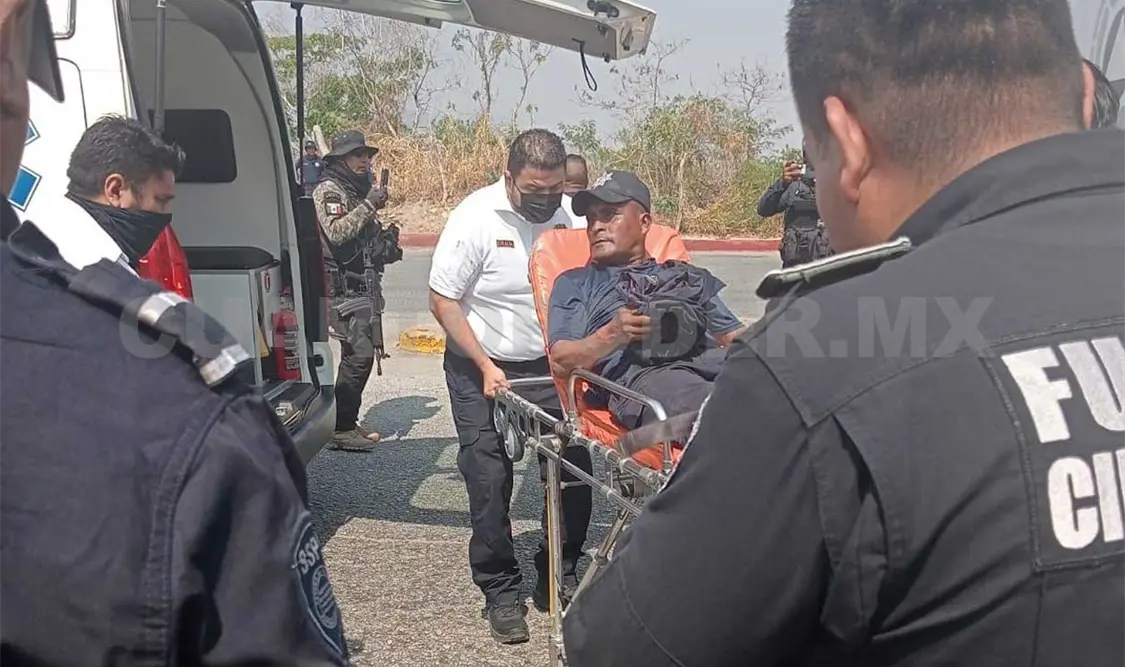 El oficial fue valorado por paramédicos del Escuadrón de Rescate y Urgencias Médicas, que poco después lo trasladaron a un hospital. Ulises López / CP