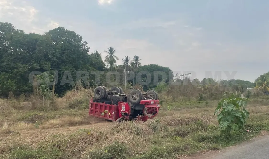 Solo daños tras volcar un camión de volteo en ejido