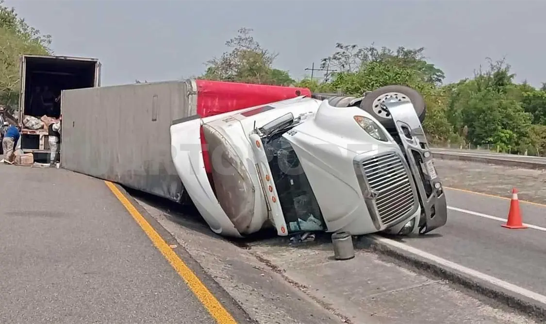 Vuelca tractocamión en la Costera