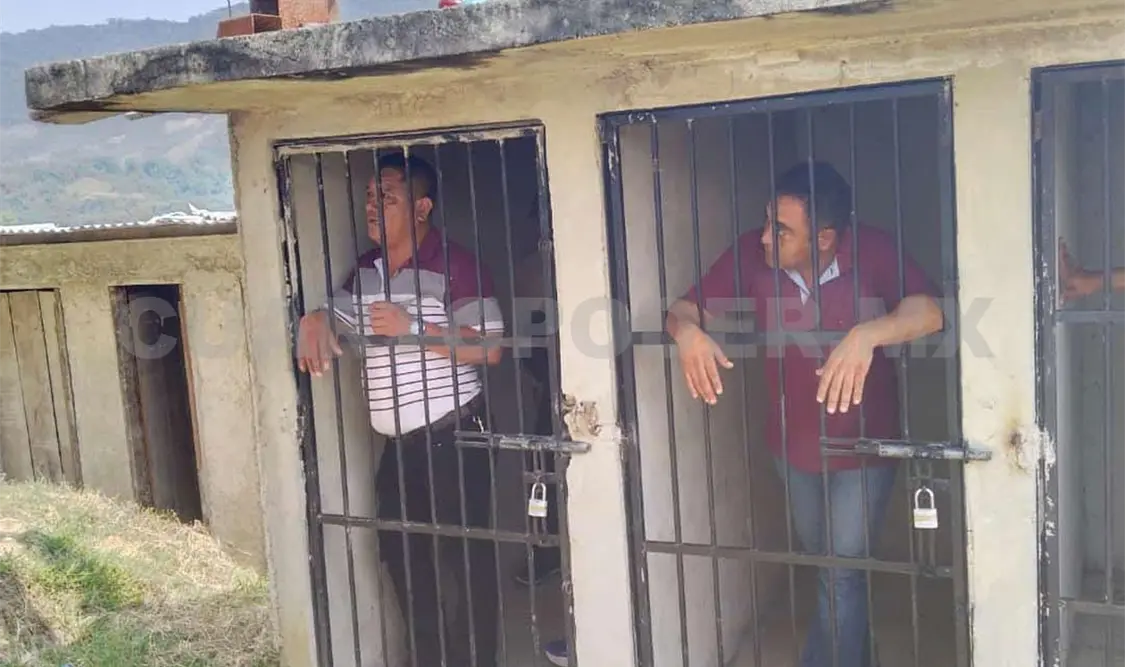 Comuneros retienen a presidente municipal interino