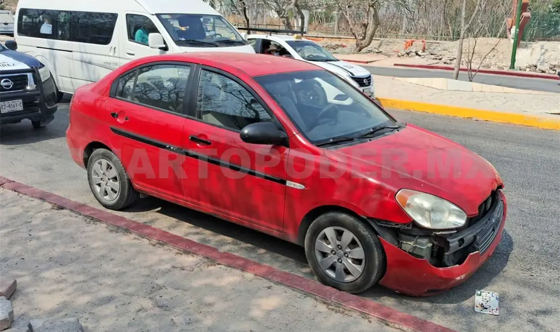 Agreden a mujer tras un accidente vehicular