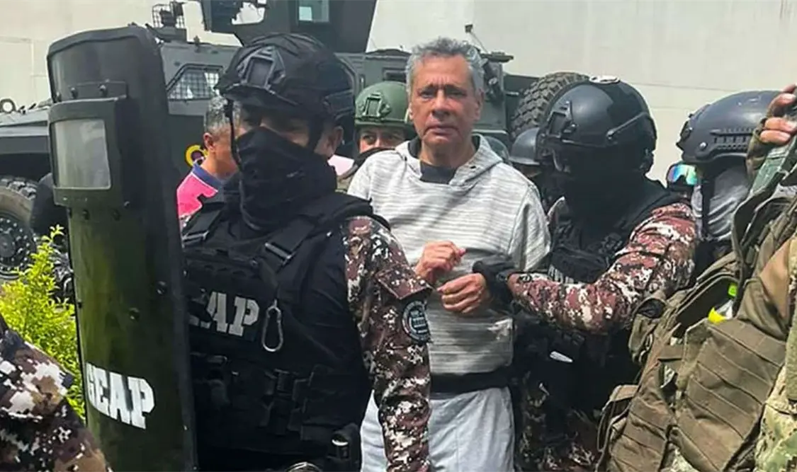 Jorge Glas, escoltado por miembros de la policía. Cortesía