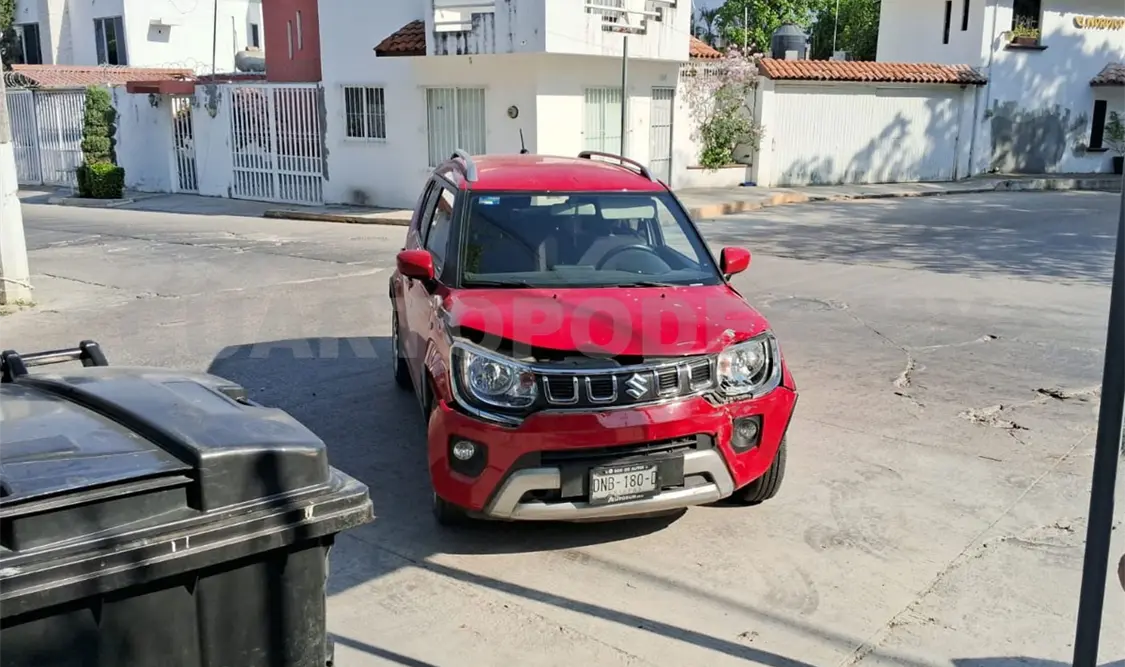Choca camioneta y un sedán en cruce de calles