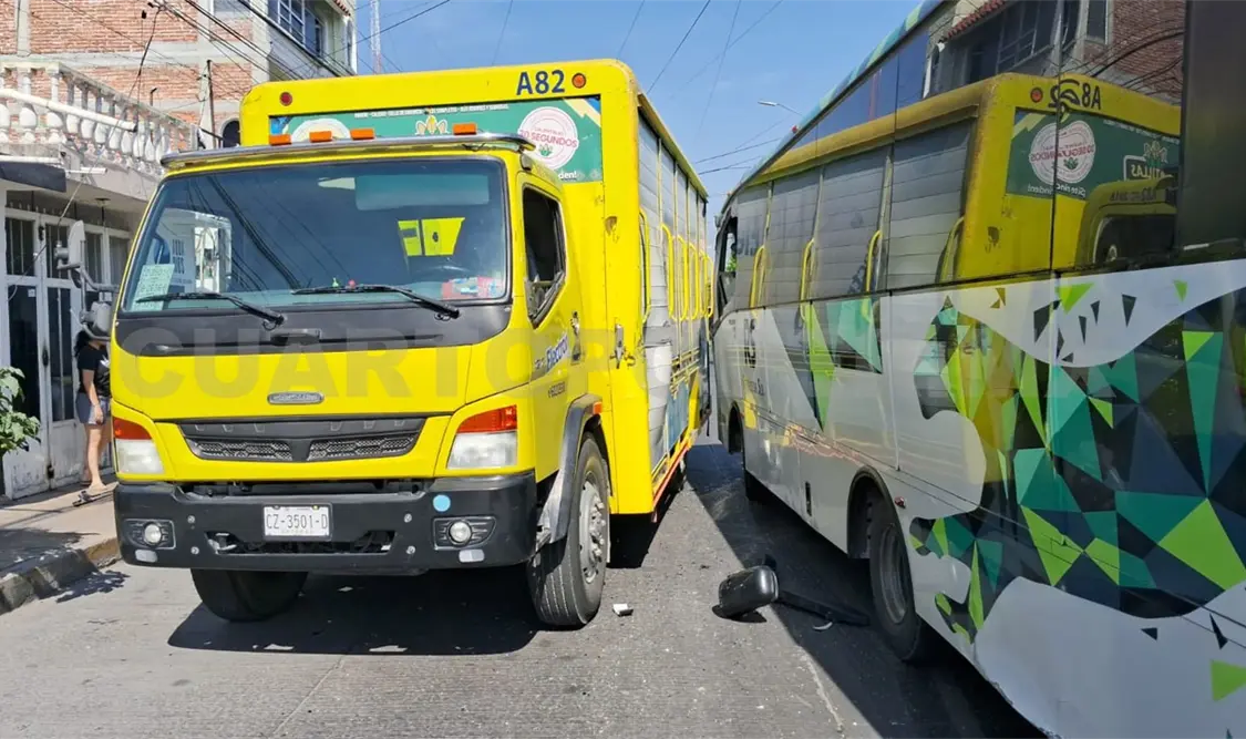 Colisionan vehículos y generan caos vial