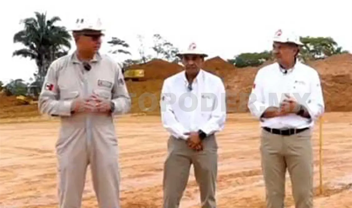 Octavio Romero Oropeza, director general de Pemex, estuvo en el sitio de los trabajos. Cortesía