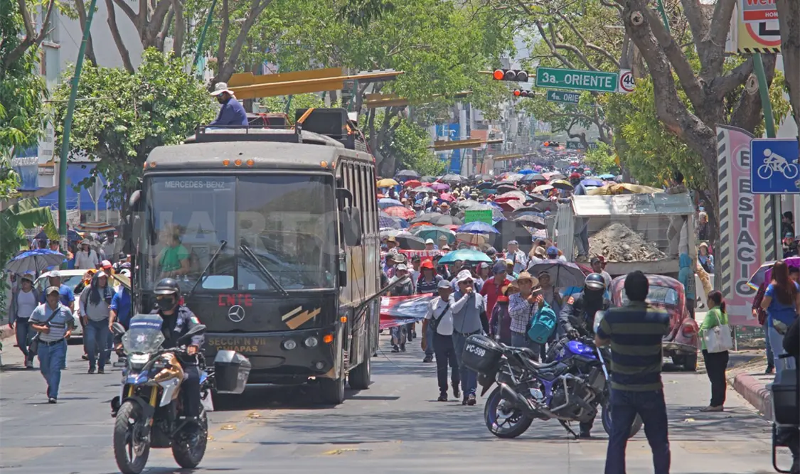 Marchan docentes y hacen paro nacional