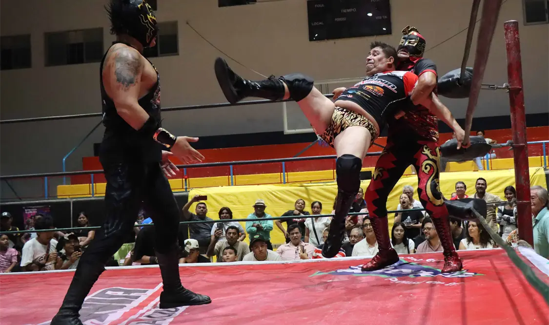 Con trampas, los rudos lograron castigar al histórico luchador. Diego Pérez/CP