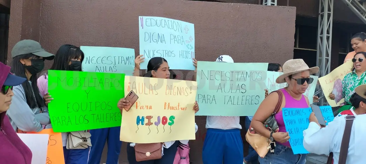 Padres piden construcción de salones y docentes