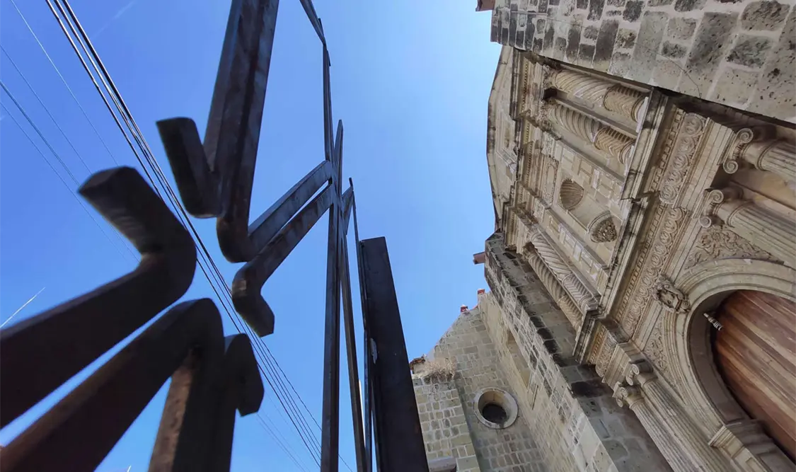 Obra póstuma de Toledo rodea iglesia