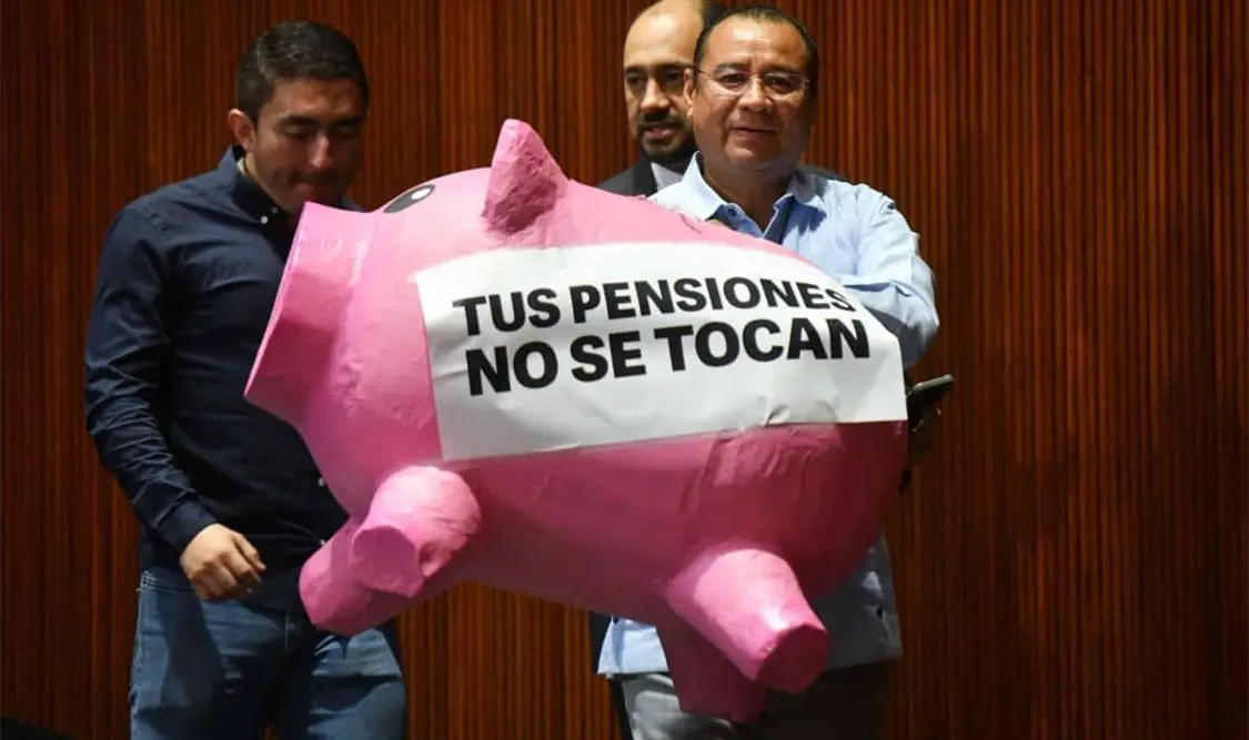 Por un dictamen modificado, diputados suspendieron el miércoles 17 de abril la votación de reforma al sistema de pensiones. El Universal
