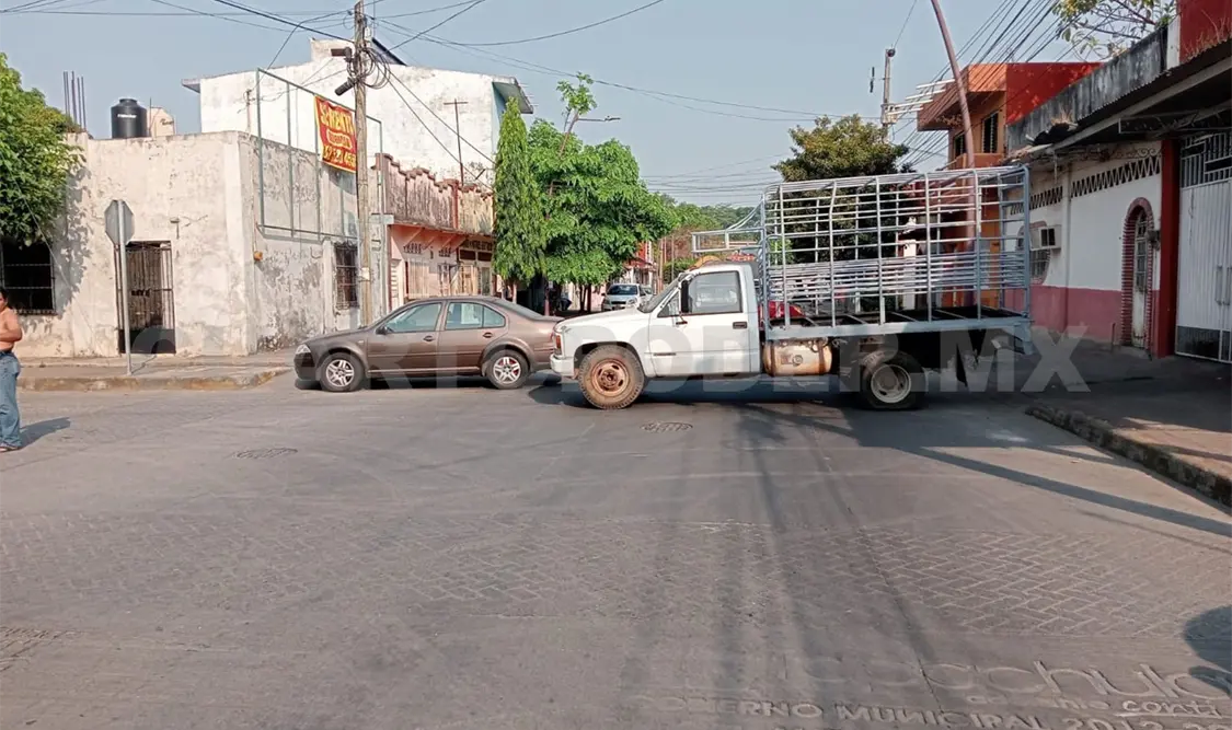 Bloquean avenida en protesta contra la CFE