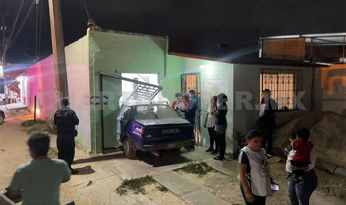 Automovilista se estrella en fachada de una casa