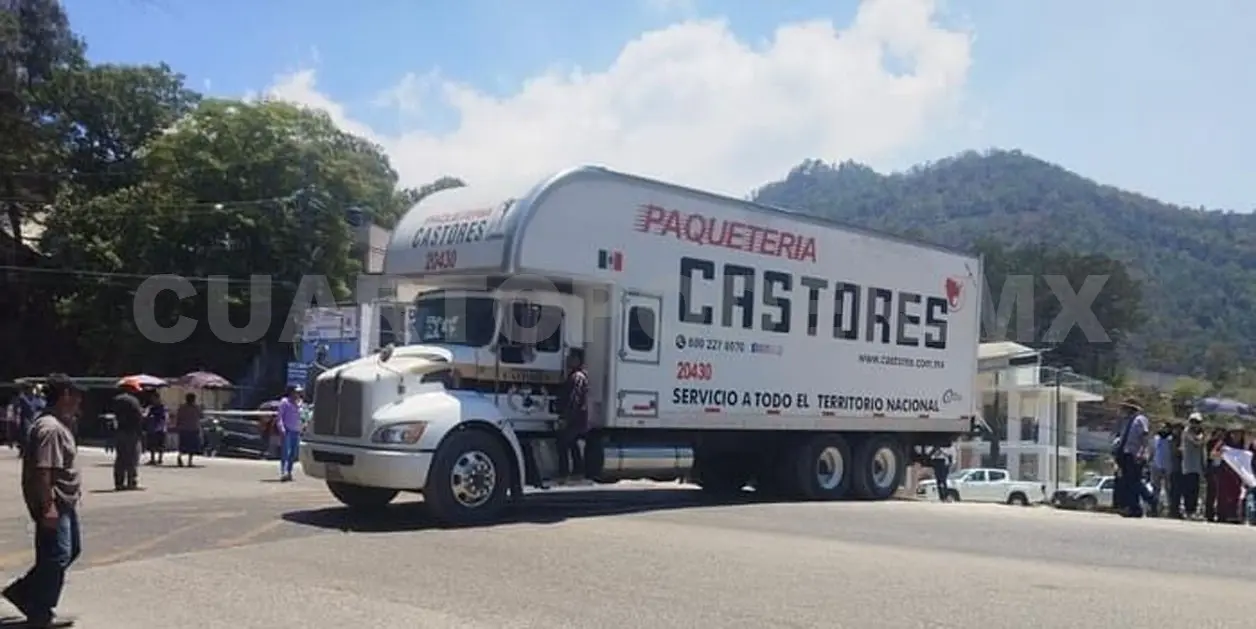 Por falta de agua, colonos bloquean carretera