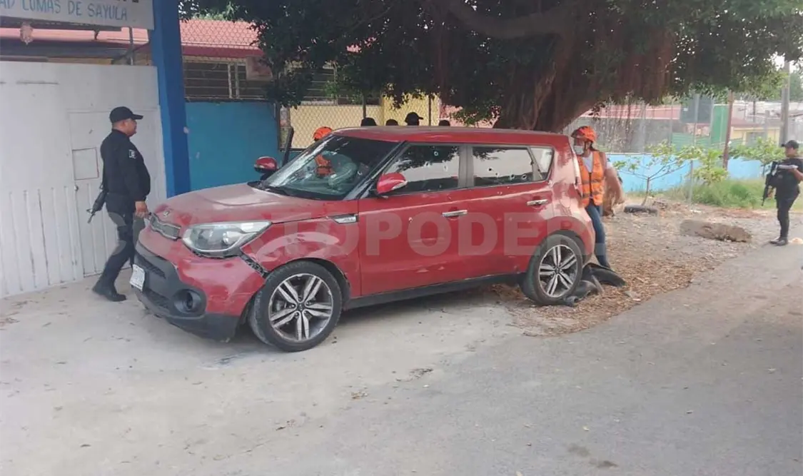 Muere al ser atacado a balazos en automóvil