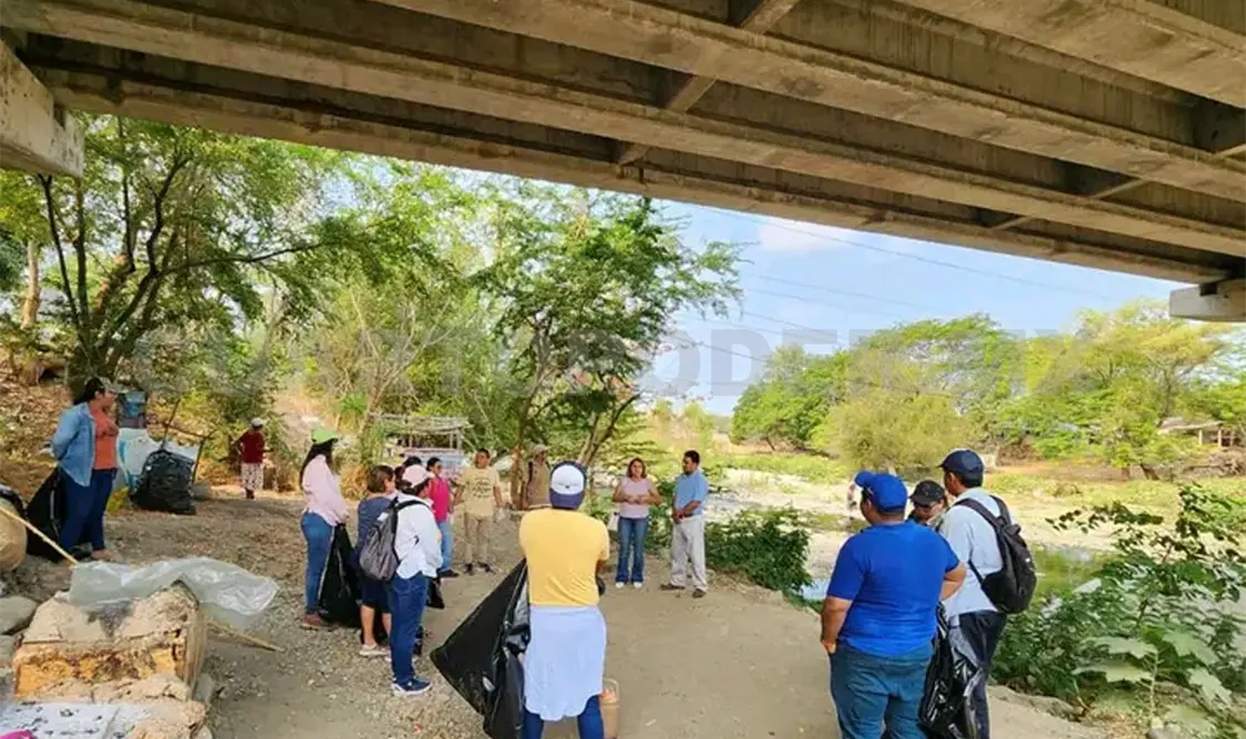 Limpian vecinos el río Pijijiapan
