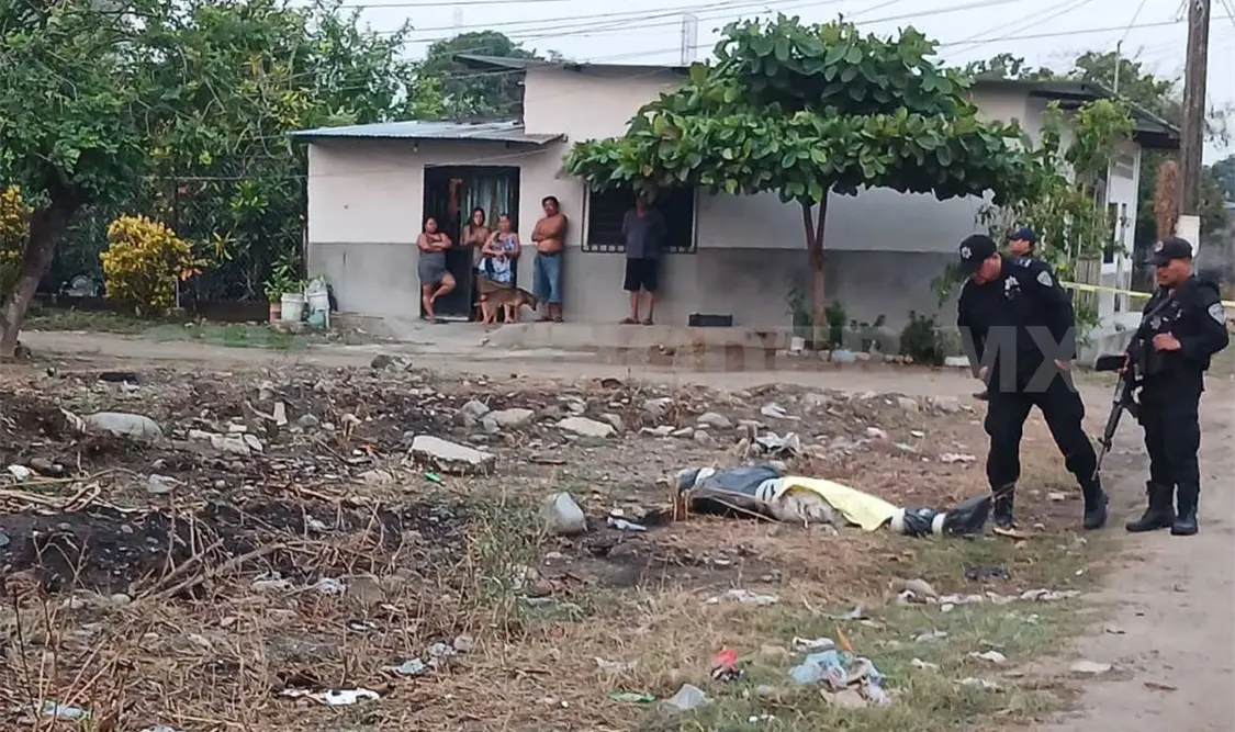 Encuentran un cadáver embolsado en lote baldío