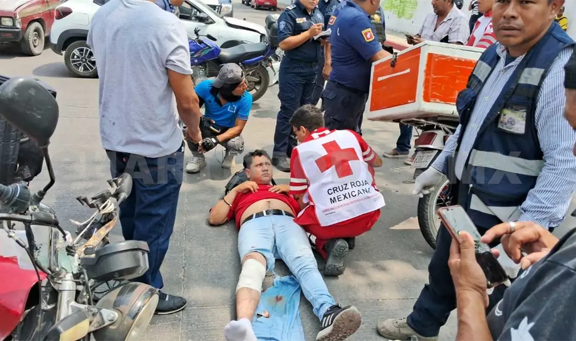 Provoca corte de circulación y lesiona a un motorista