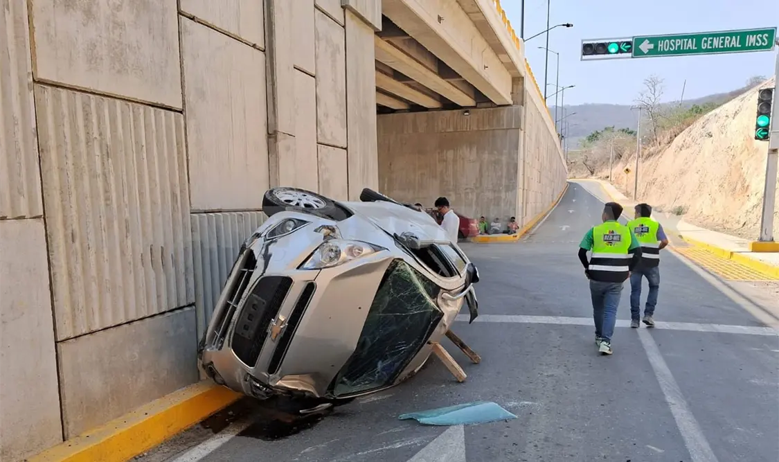 Vuelca vehículo compacto en carretera a Chicoasén