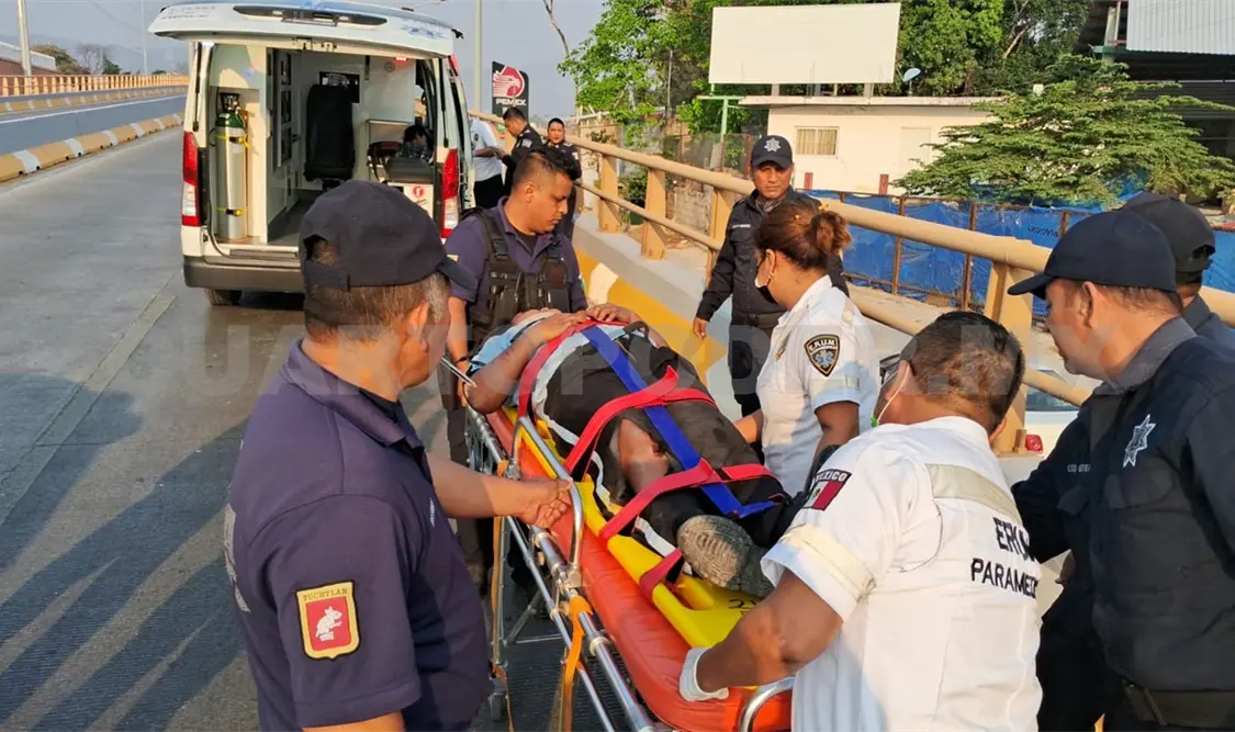 Camioneta embiste a una pareja de motoristas