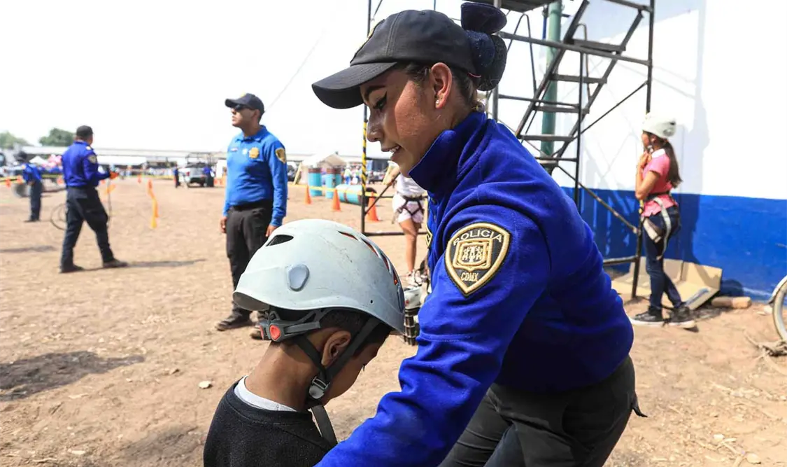 Celebran a los niños en la sede de la policía montada