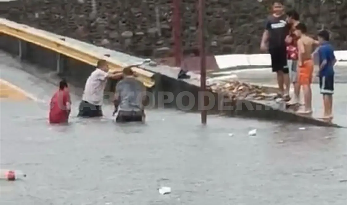 Alcantarillas llenas de basura causan encharcamientos
