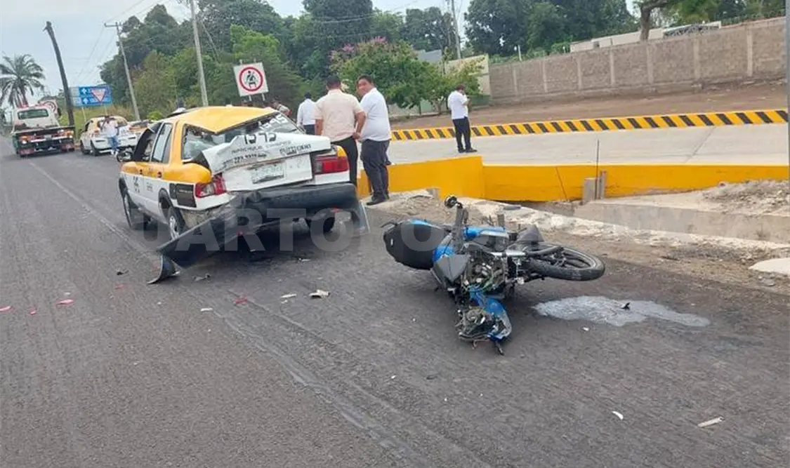 Encontronazo entre taxi y motocicleta