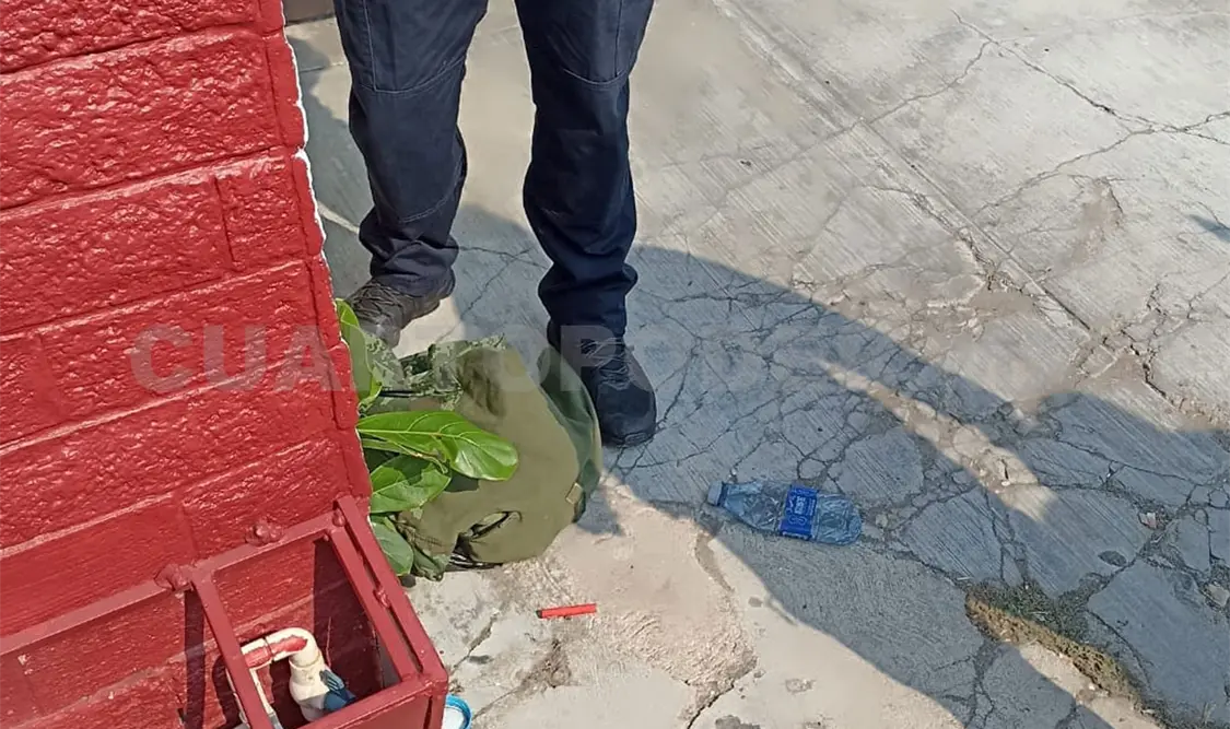 Hallan bolsa con un arma y mariguana
