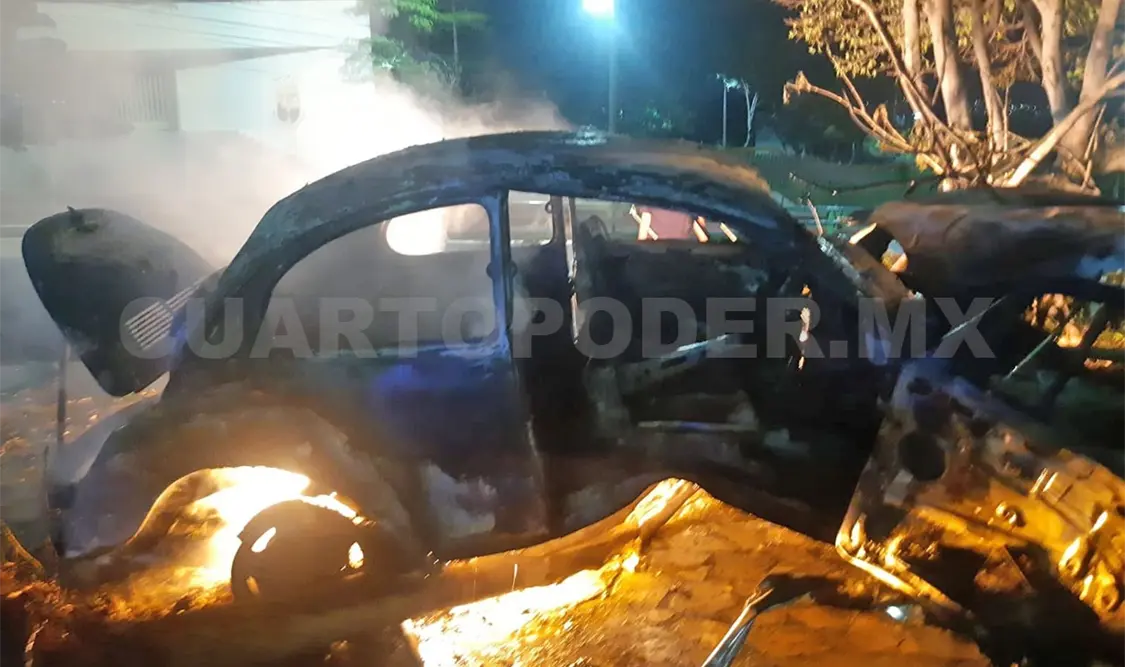 Arde “vocho” en el libramiento Norte