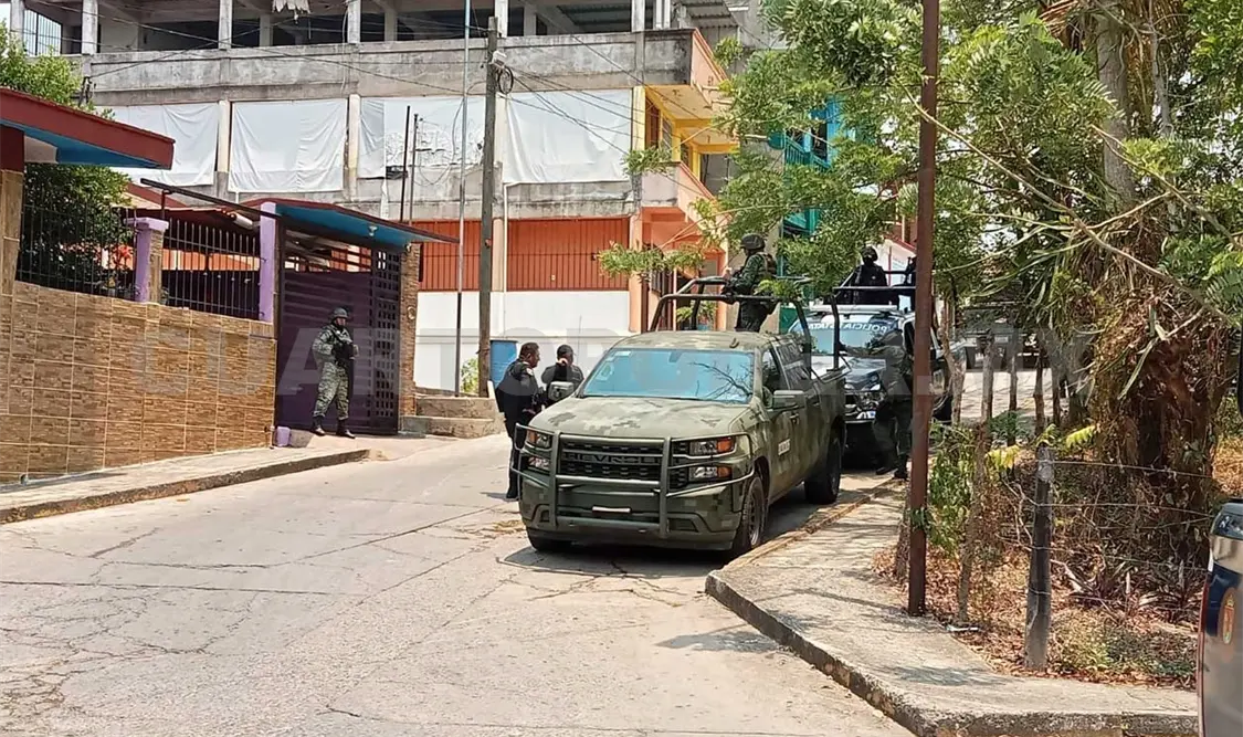 En cateo de inmueble reciben a balazos a autoridades