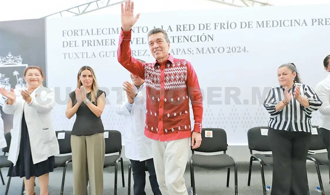 El gobernador encabezó la entrega de los refrigeradores. CP