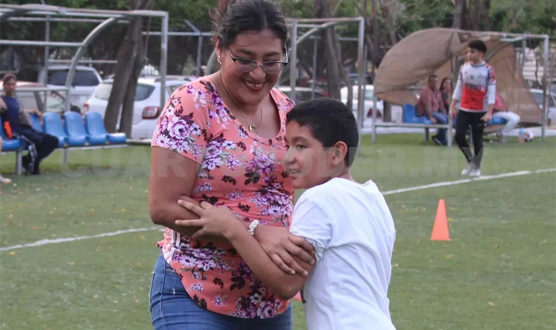 Los pequeños y sus papás tuvieron que trabajar en conjunto para la primera actividad. Alan Pola/CP