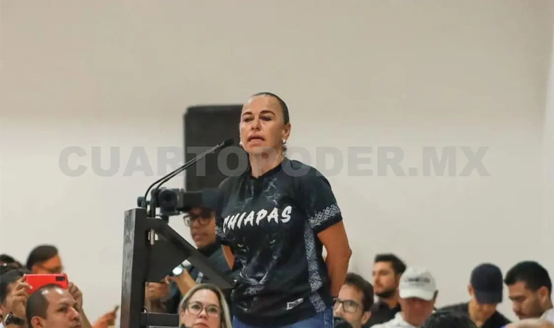 Eduardo Ramírez platica con deportistas