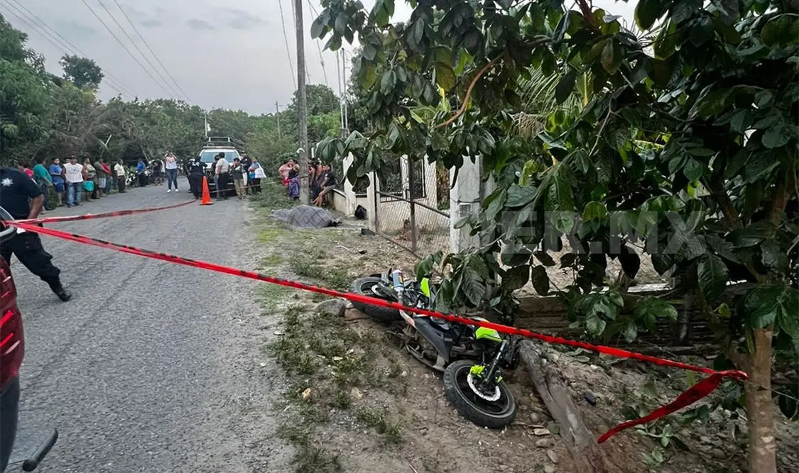 Pierde la vida al derrapar en una motocicleta