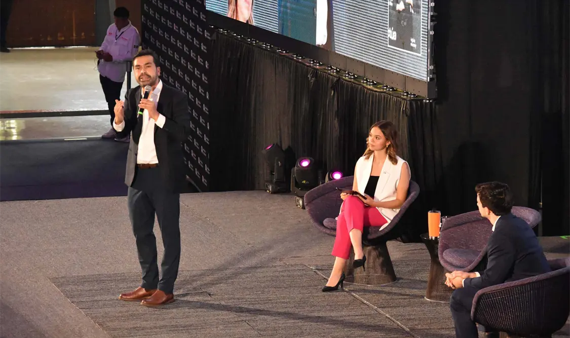 El abanderado naranja tuvo un encuentro con estudiantes del Tecnológico de Monterrey. Cortesía