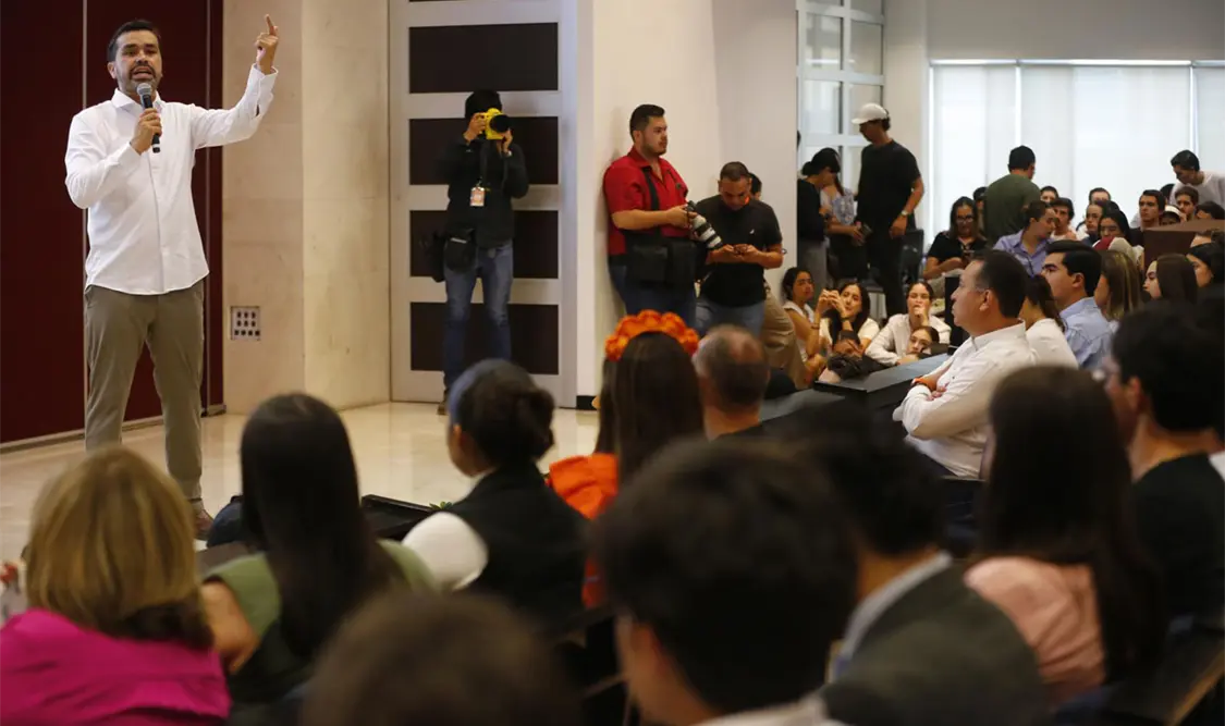 Máynez critica asistencia de Xóchitl a marcha