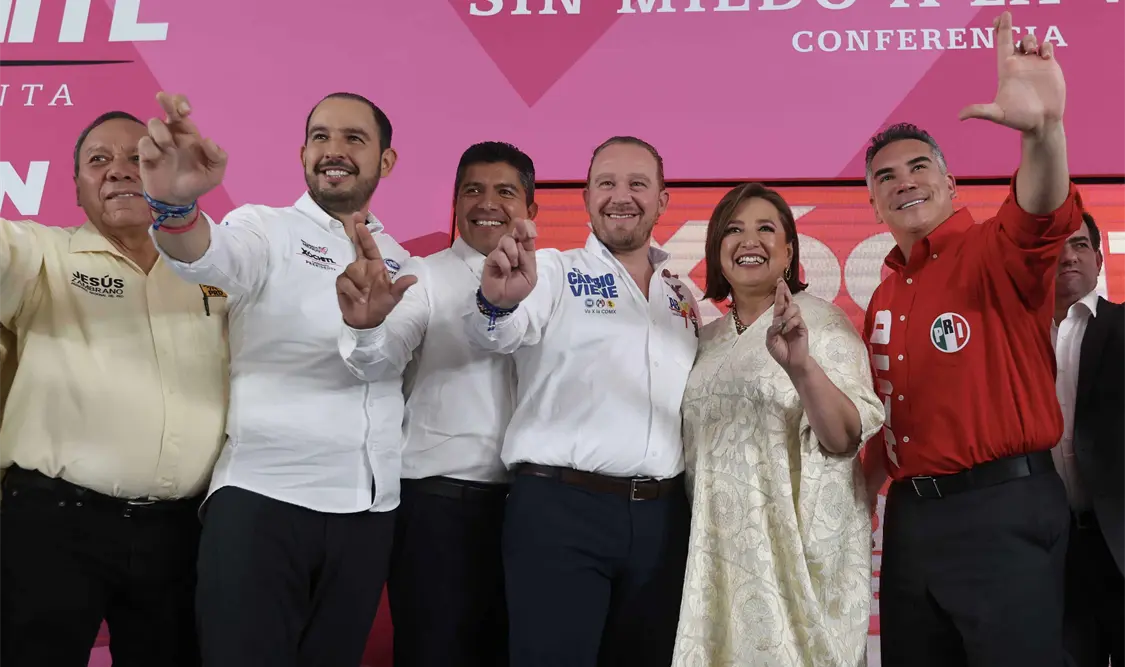 Gálvez en la conferencia Sin miedo a la verdad. La acompañan los candidatos a las gubernaturas, además de los líderes del PAN, PRI y PRD. El Universal