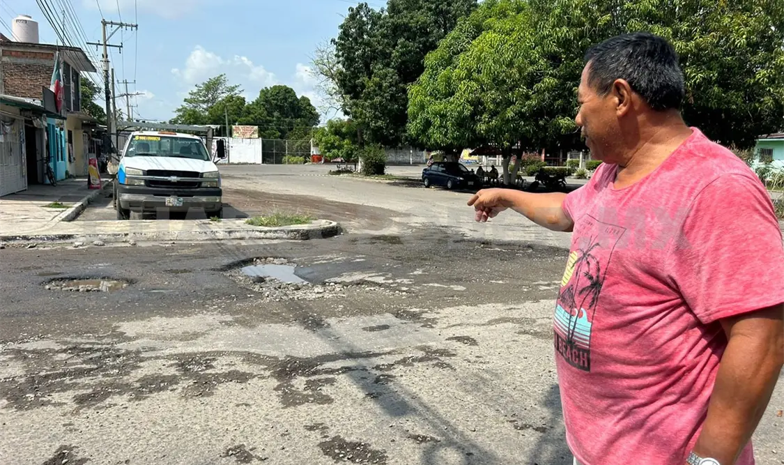 Denuncian abandono de rehabilitación de calles