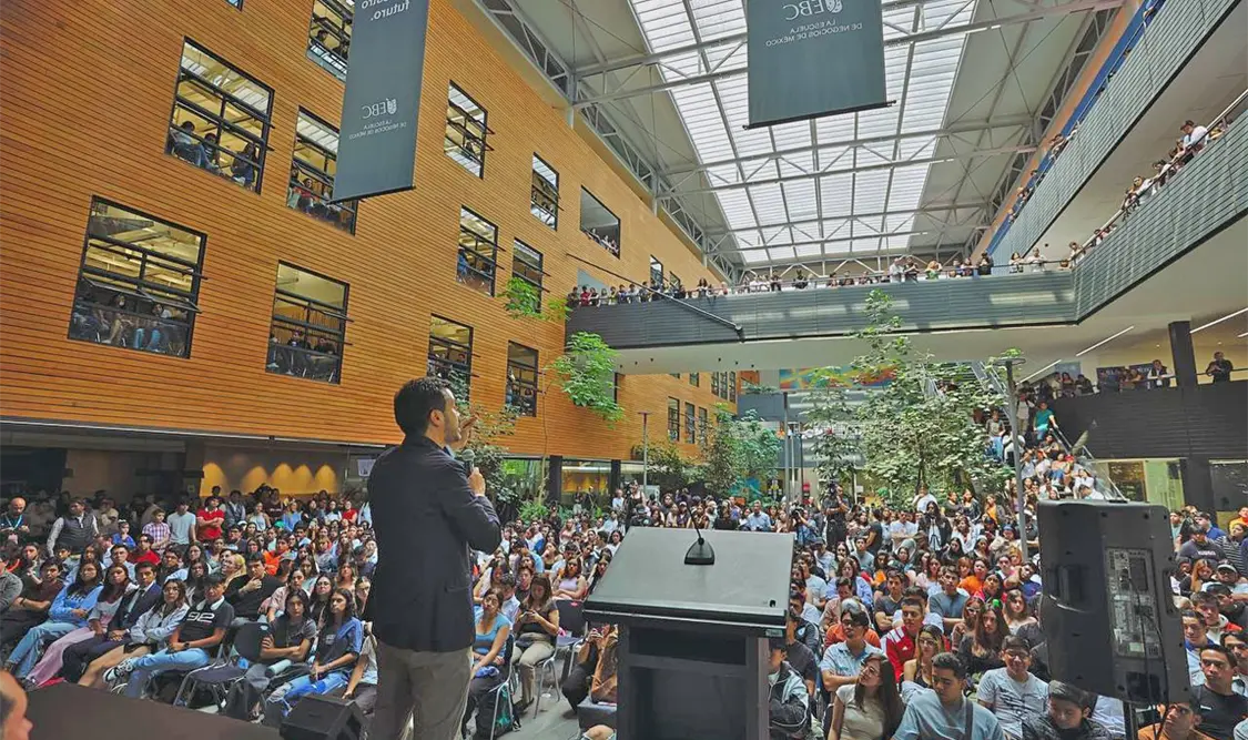 Máynez se lanza contra Bartlett tras apagones