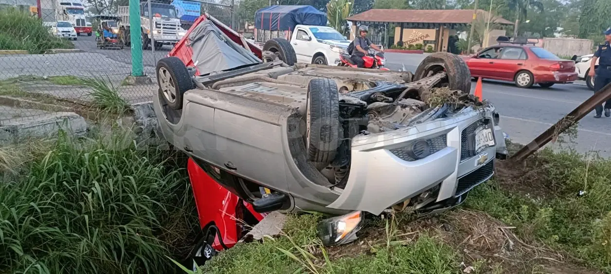Vehículos terminan volcados tras chocar