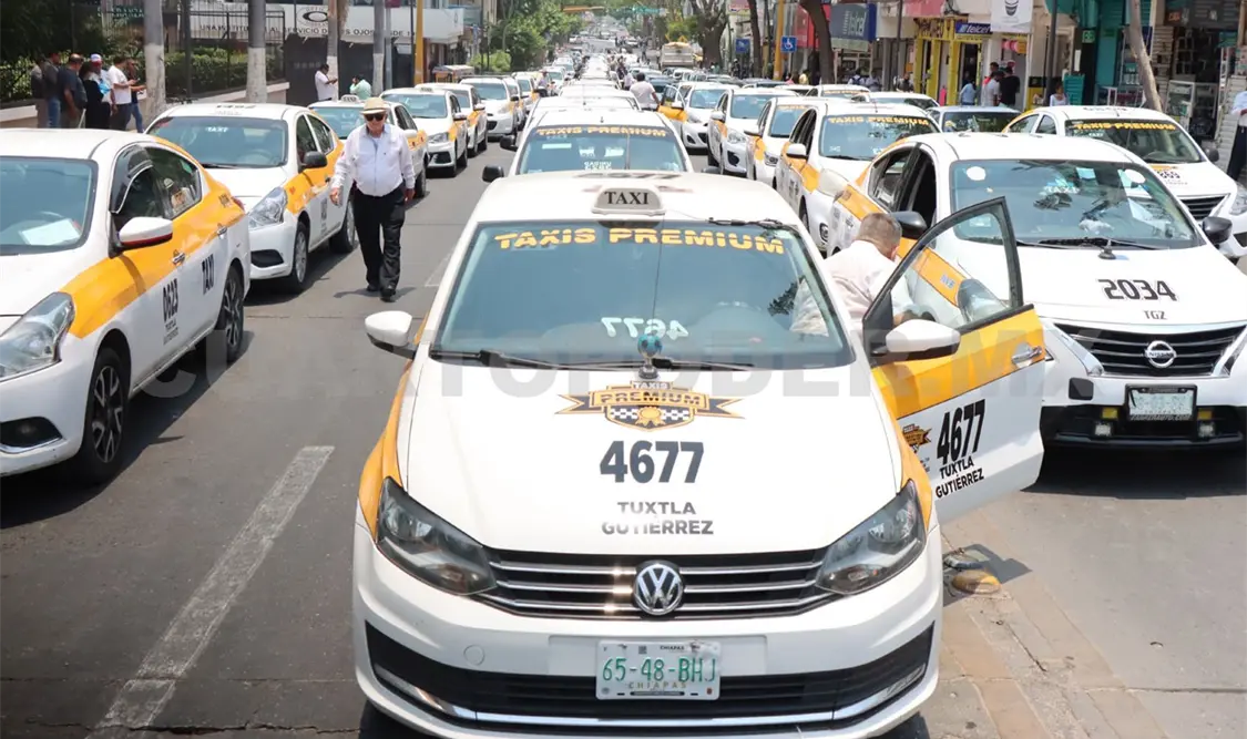 Taxistas exigen salida de Uber y Didi