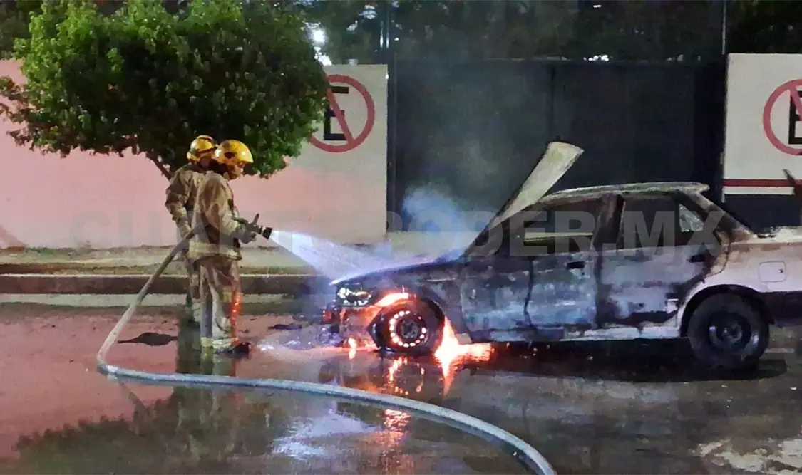 Se incendia un taxi en un fraccionamiento