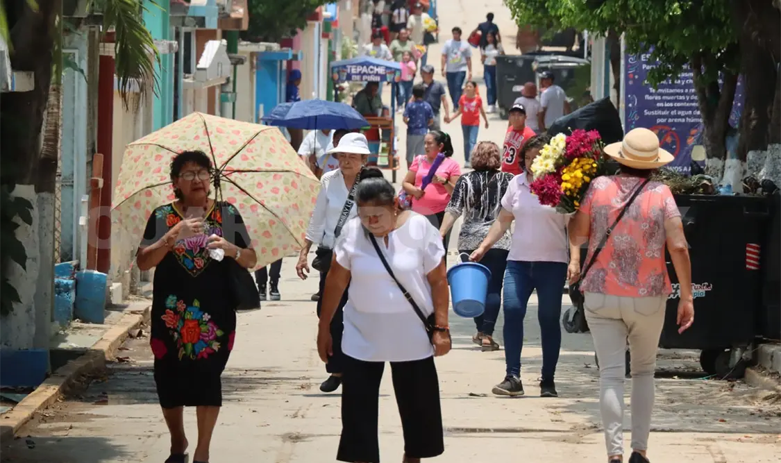 Familias celebran a las madres en el panteón